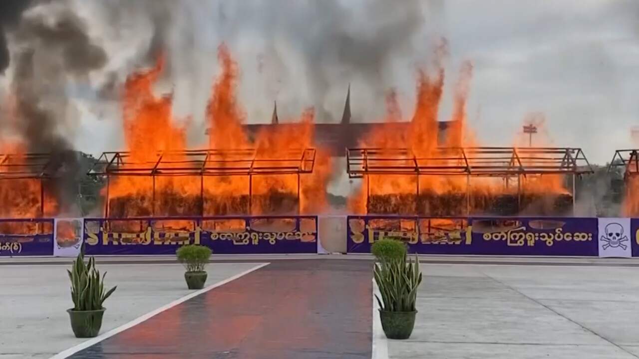 Beeld uit video: Drugs met straatwaarde van miljoenen euro's verbrand in Myanmar