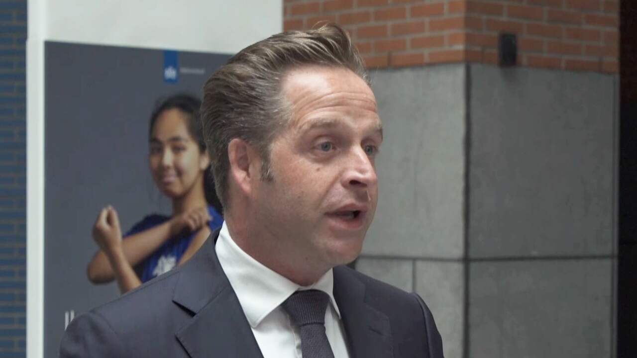 Beeld uit video: De Jonge over Janssen-vaccin: 'Ideaal voor zomer vol festivals'
