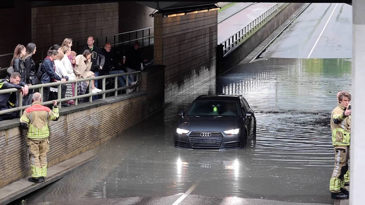 Beeld uit video: Auto komt vast te zitten in ondergelopen tunnel in Gouda