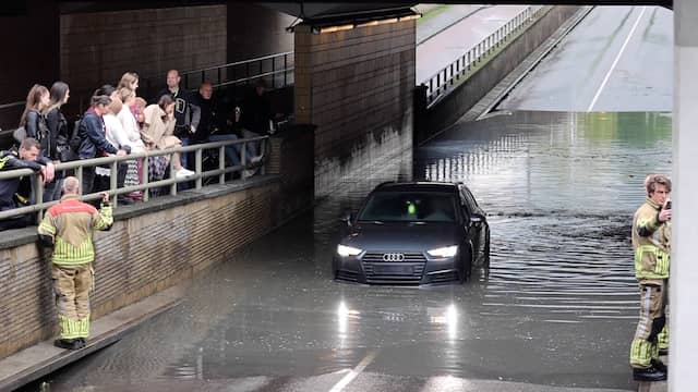 Auto komt vast te zitten in ondergelopen tunnel in Gouda