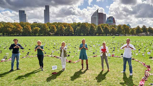 Lilian Marijnissen (SP), Jesse Klaver (GroenLinks) en Lodewijk Asscher (voormalig PvdA-leider) tussen duizenden schoenen op het Malieveld tijdens de Landelijke Actiedag Zorg.
