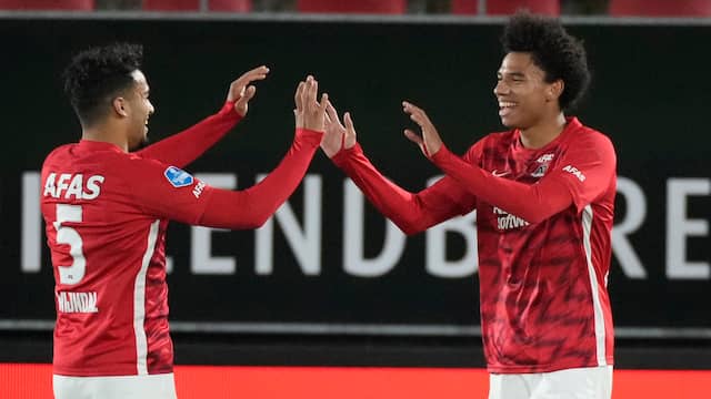 Calvin Stengs en Owen Wijndal vieren een treffer van AZ.
