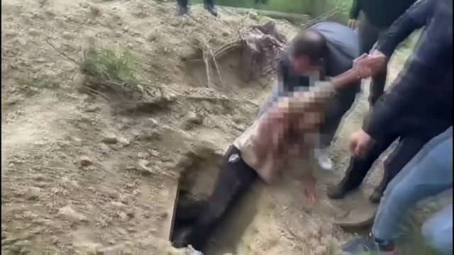 Beelden tonen hoe levend begraven man wordt gered in Moldavië
