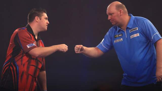 Vincent van der Voort feliciteert Daryl Gurney met de zege.