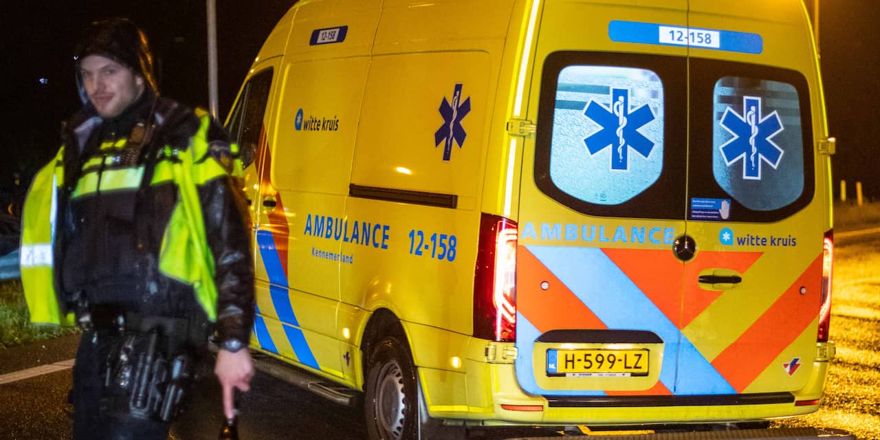 Auto botst in Nieuwegein hard op paal, bestuurder met spoed naar ziekenhuis