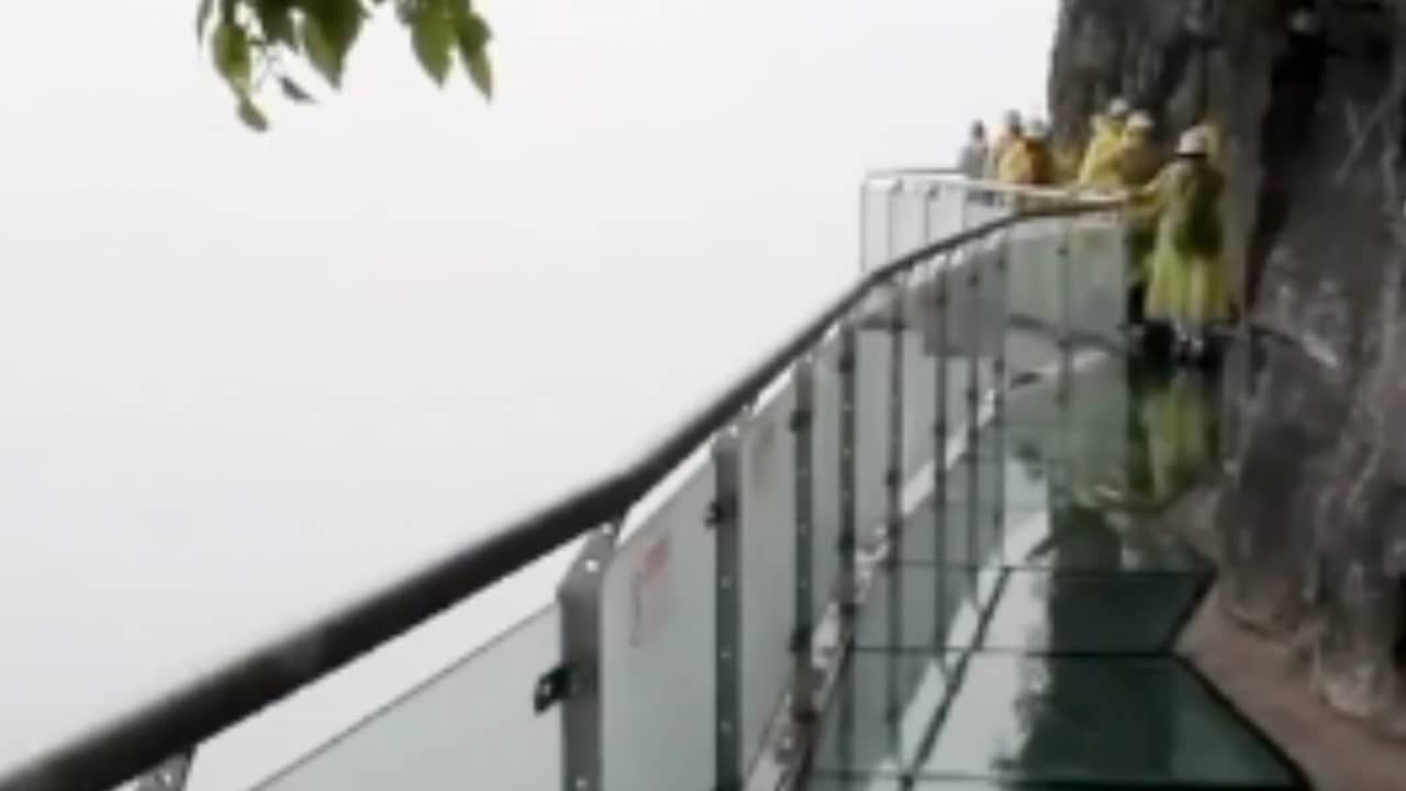 Glazen brug langs Chinese berg Tianmen geopend