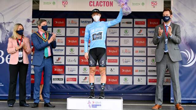 Lorena Wiebes krijgt de felicitaties na haar tweede ritzege in de Women's Tour.
