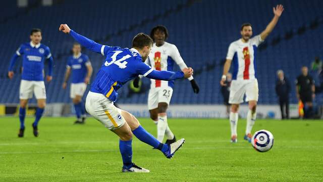 Joël Veltman maakt de gelijkmaker voor Brighton.