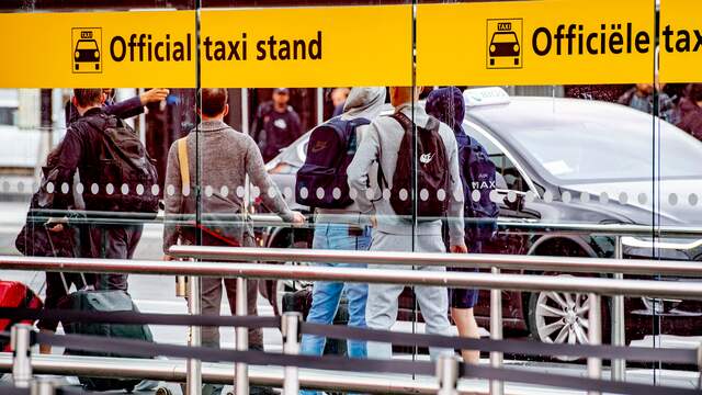 'Taxichauffeurs betalen al jarenlang smeergeld voor ritjes vanaf Schiphol'