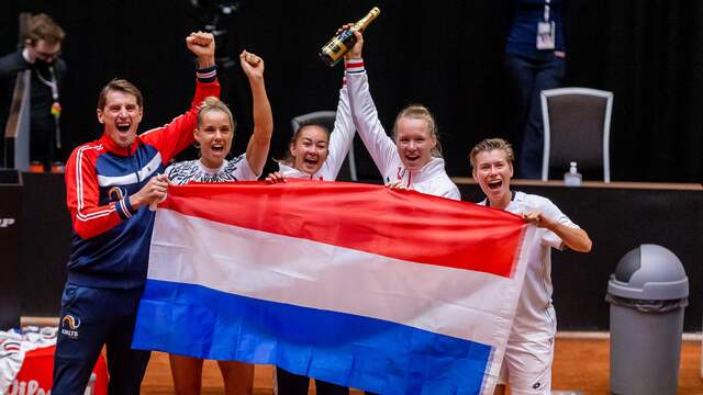 Feest bij de Nederlandse ploeg na de zege op China.