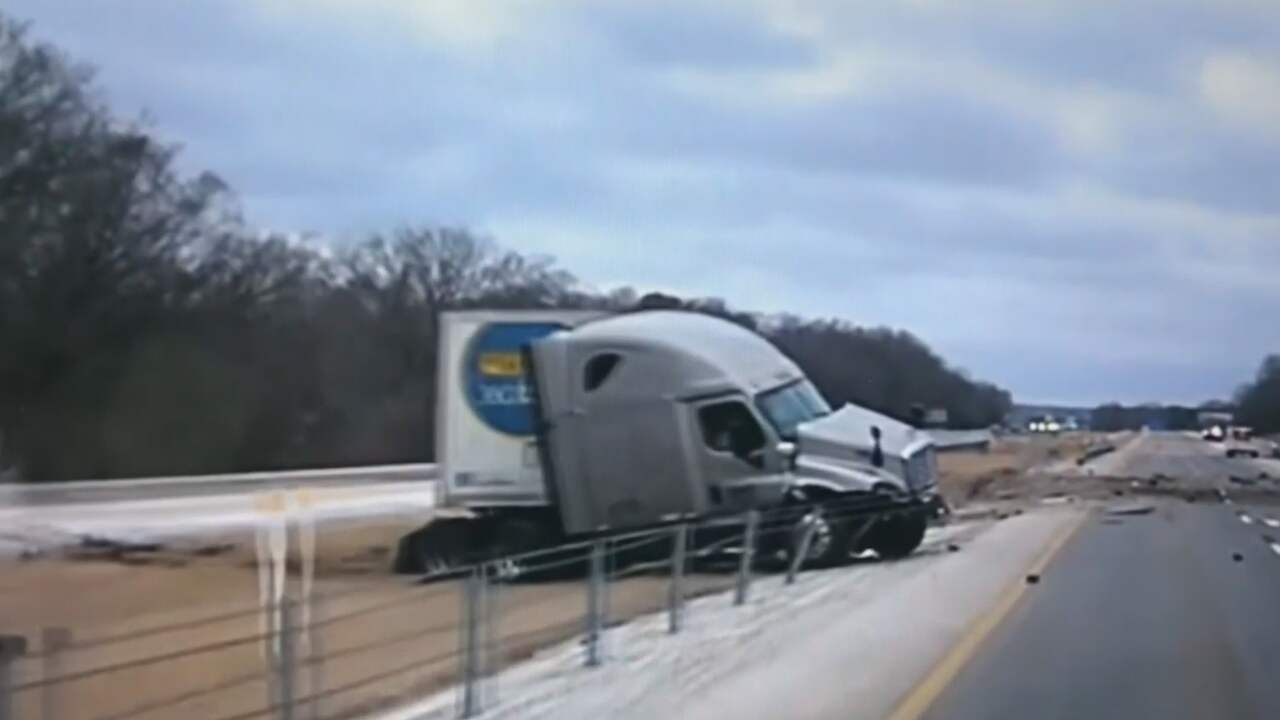Beeld uit video: Vrachtwagen in VS glijdt van weg en wordt opgevangen door hekwerk