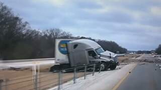 Vrachtwagen in VS glijdt van weg en wordt opgevangen door hekwerk
