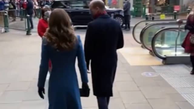 Beeld uit video: Kate en William nemen de trein