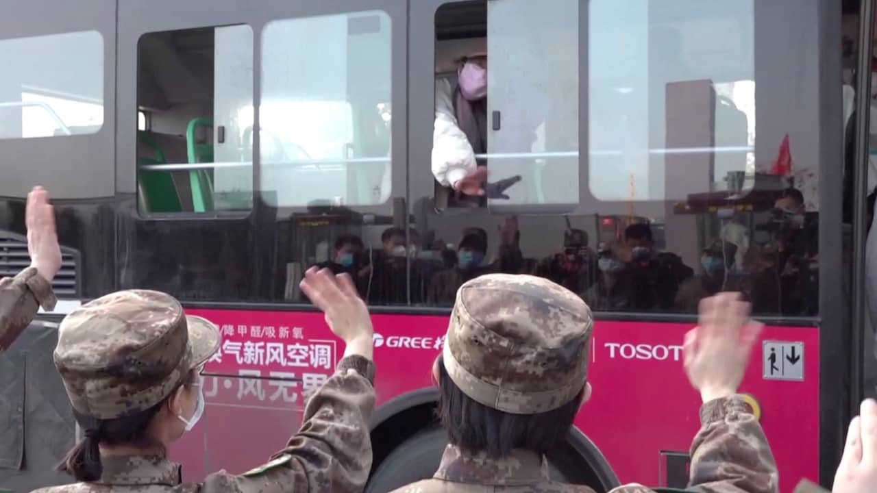 Eerste patiënten uit noodziekenhuis in Wuhan ontslagen