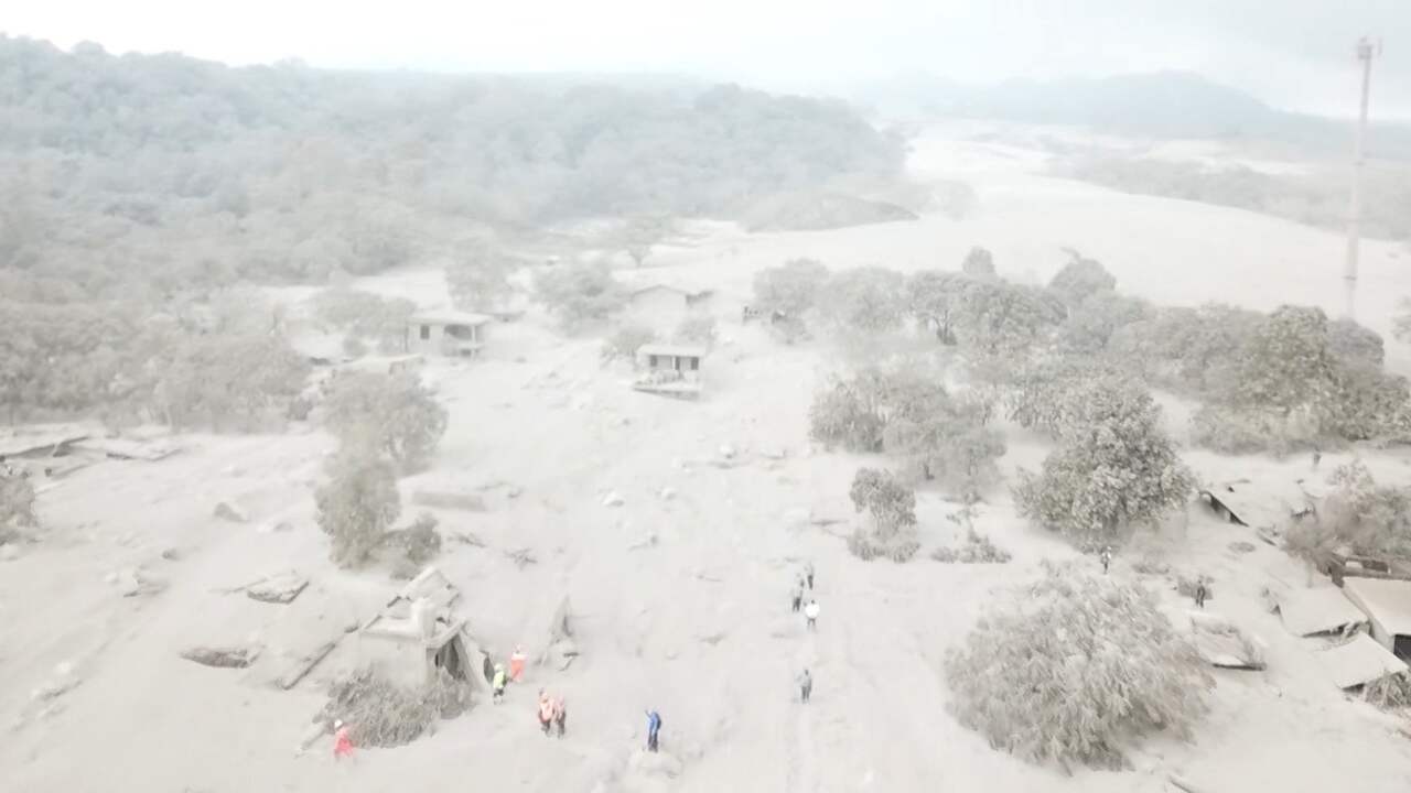 Drone filmt met as bedekt landschap in Guatemala