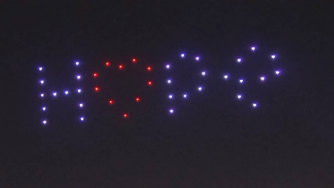 Beeld uit video: Drones verlichten hemel boven Madrid ter ere van coronaslachtoffers