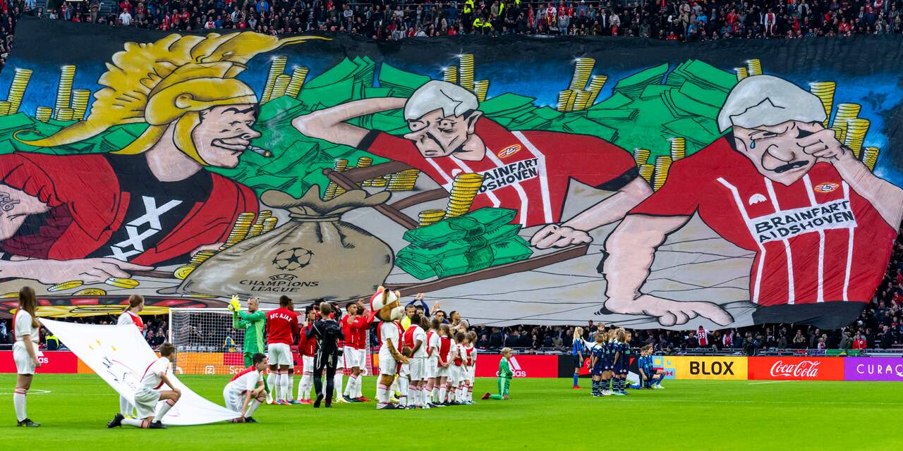 Aanklager KNVB onderzoekt beledigend spandoek Ajax-fans bij duel met PSV
