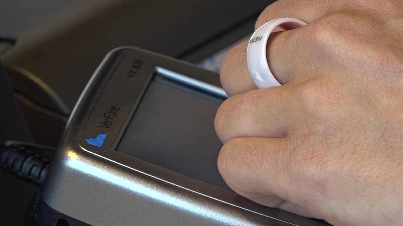 Beeld uit video: Zo kun je binnenkort in Nederland met een ring betalen
