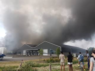 Silo ontploft bij zeer grote brand op industrieterrein Veghel