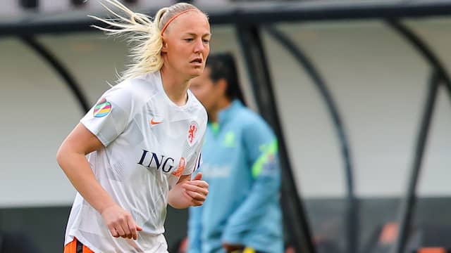 Stefanie van der Gragt warmt op voor het duel met Australië.