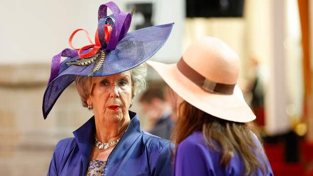 Hoewel Prinsjesdag al sinds 1814 een traditie is, is de hoedenparade veel jonger. Erica Terpstra droeg in 1977 voor het eerst een hoed op Prinsjesdag, naar eigen zeggen als eerbetoon aan koningin Juliana. Vanaf dat moment begonnen steeds meer vrouwen ze te dragen. Op de foto zien we Annemarie Jorritsma (VVD) met een paars exemplaar.