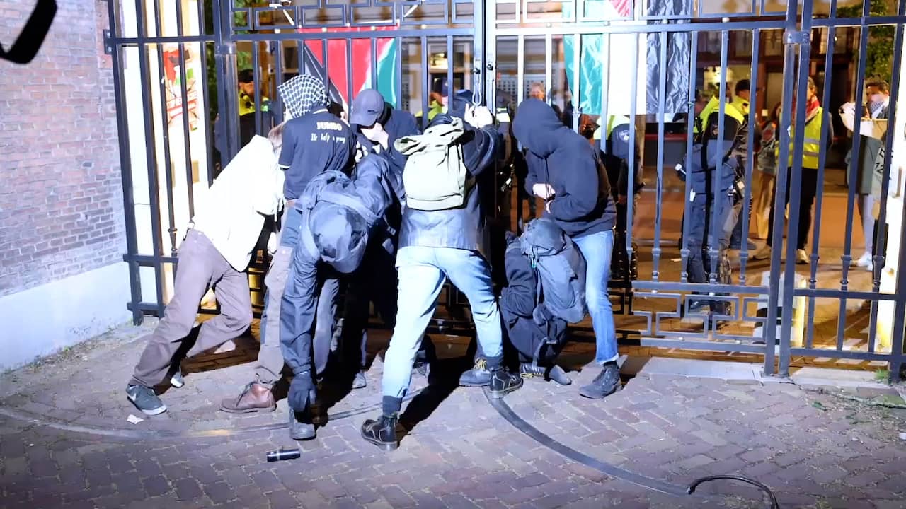 Beeld uit video: Politie voert pro-Palestijnse studenten af in Utrecht