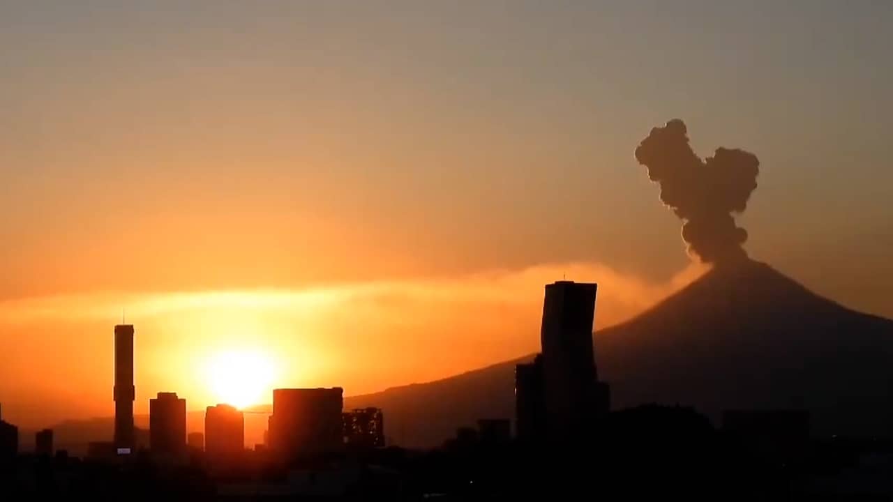 Beeld uit video: Vulkaan Popocatépetl  spuwt aswolken kilometers de lucht in