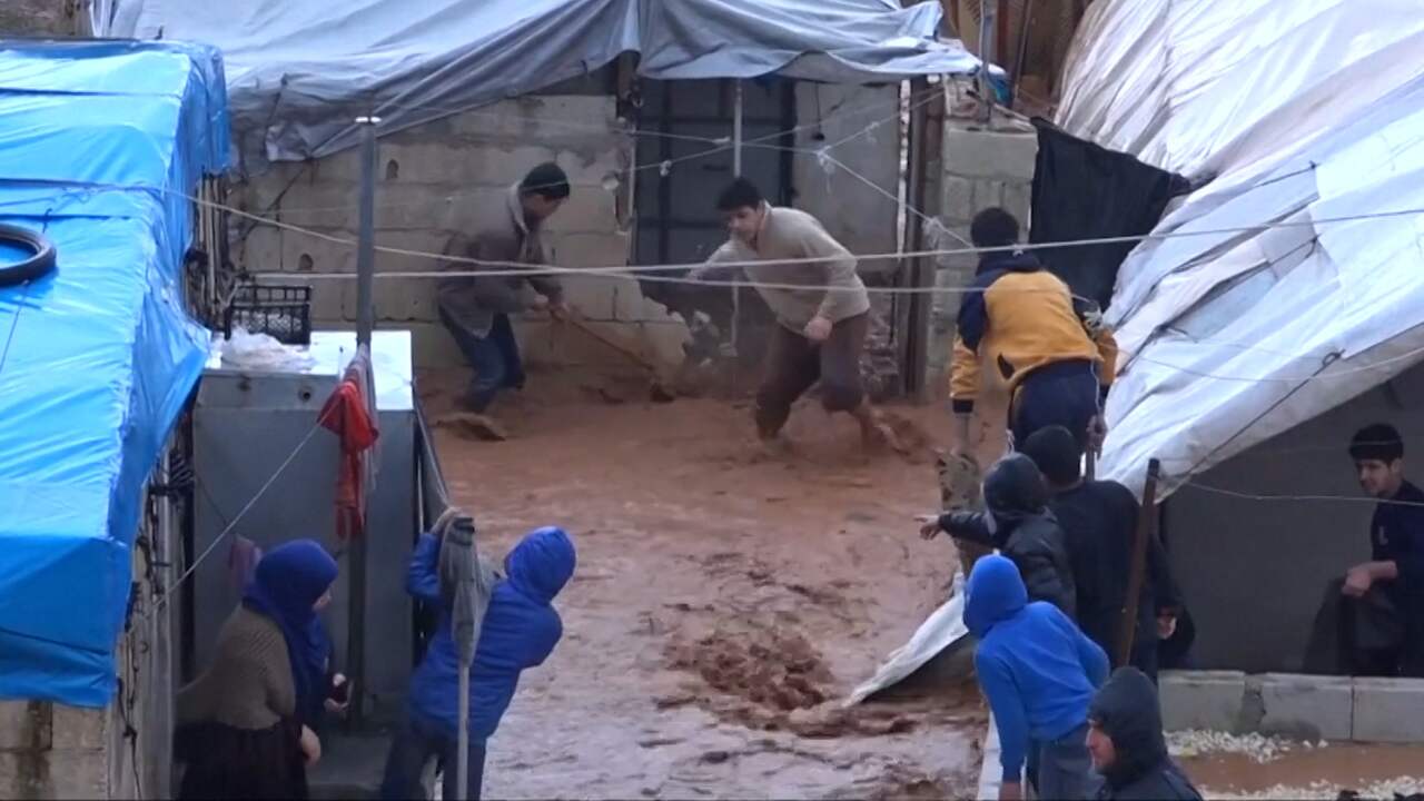 Beeld uit video: Vluchtelingen dakloos na overstromen elf Syrische kampen
