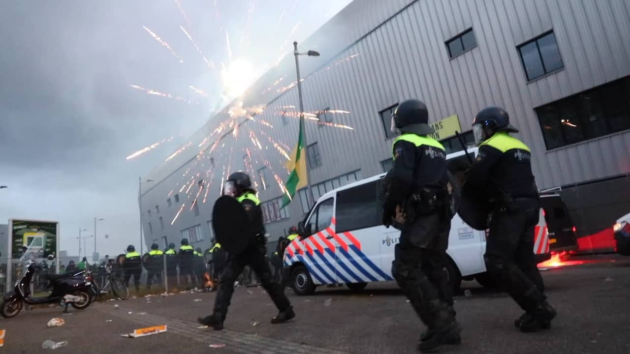 Beeld uit video: Chaos rond ADO-stadion na verloren wedstrijd tegen Excelsior