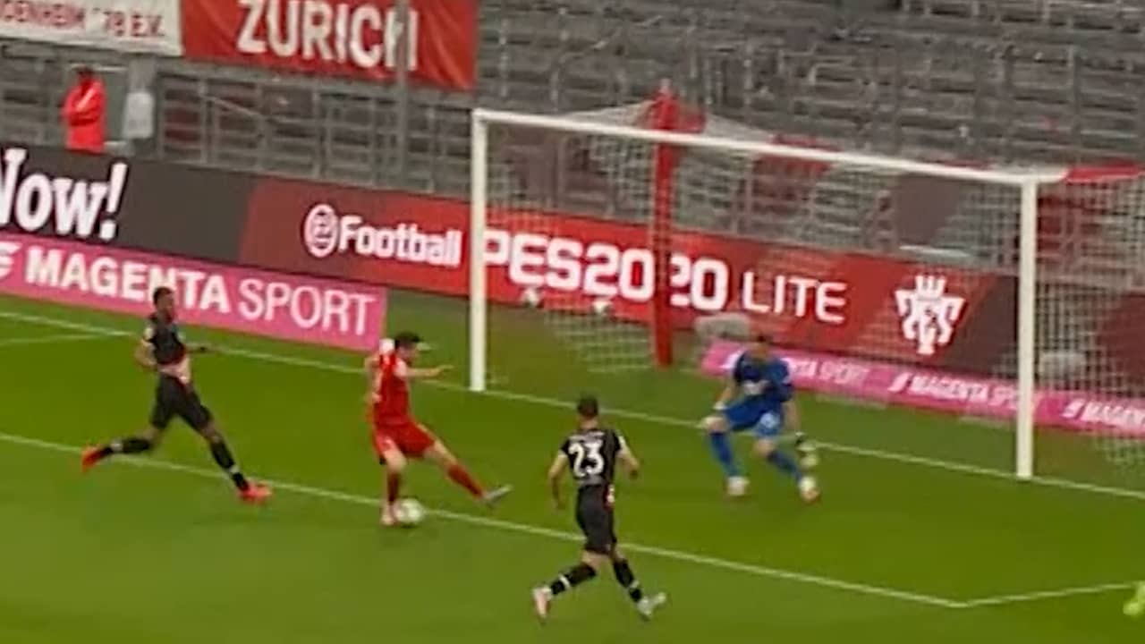 Beeld uit video: Lewandowski scoort met hakje achter standbeen langs voor Bayern