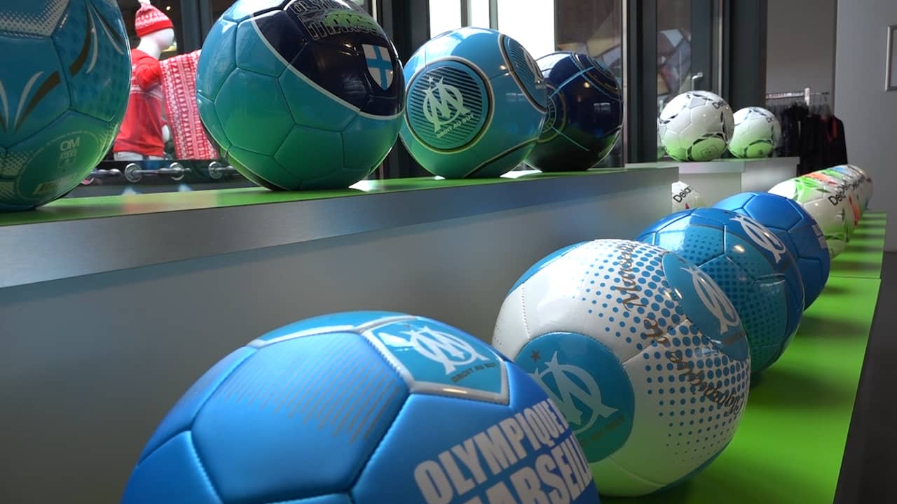 Beeld uit video: Real Madrid en PSG halen merchandise in Deventer