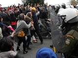 Honderden migranten protesteren voor tweede dag op rij op Lesbos