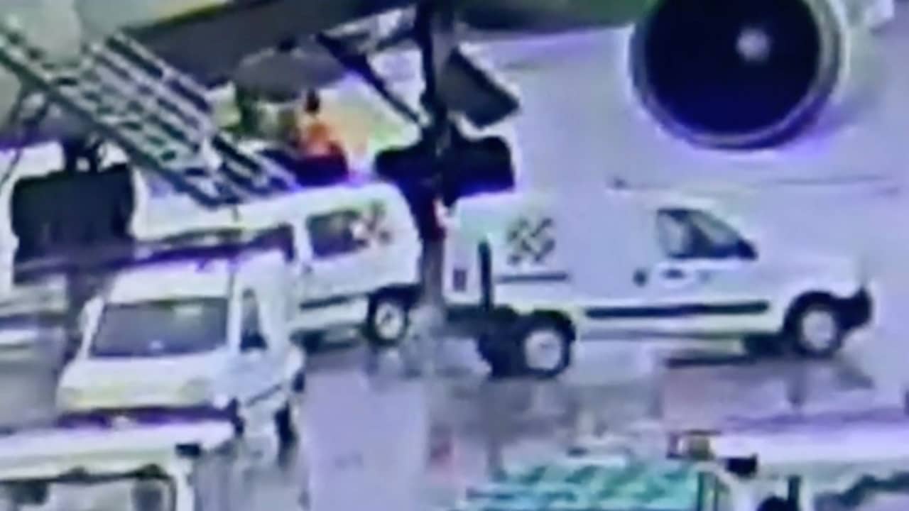 Werknemers laden cocaïne aan boord van vliegtuig in Argentinië