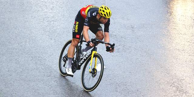 Nummer twee Van Aert lost al vroeg in kletsnatte bergrit ...