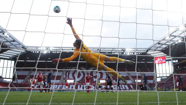 Hertha-keeper Alexander Schwolow was kansloos op een fraai schot van Mainz-speler Philipp Mwene.
