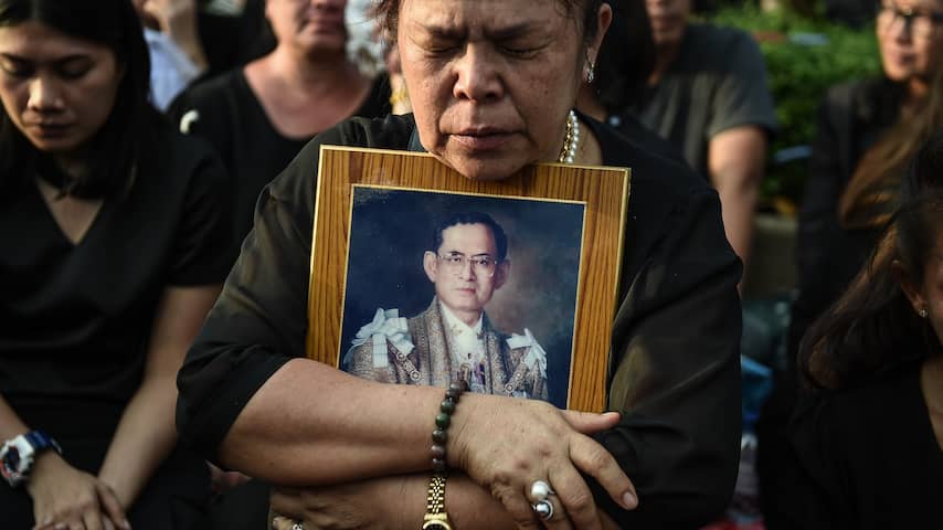 Brandstapel voor overleden Thaise koning Bhumibol is pas herfst 2017 klaar