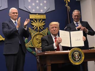 Donald Trump tekent twee besluiten in het Pentagon