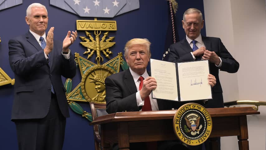 Donald Trump tekent twee besluiten in het Pentagon