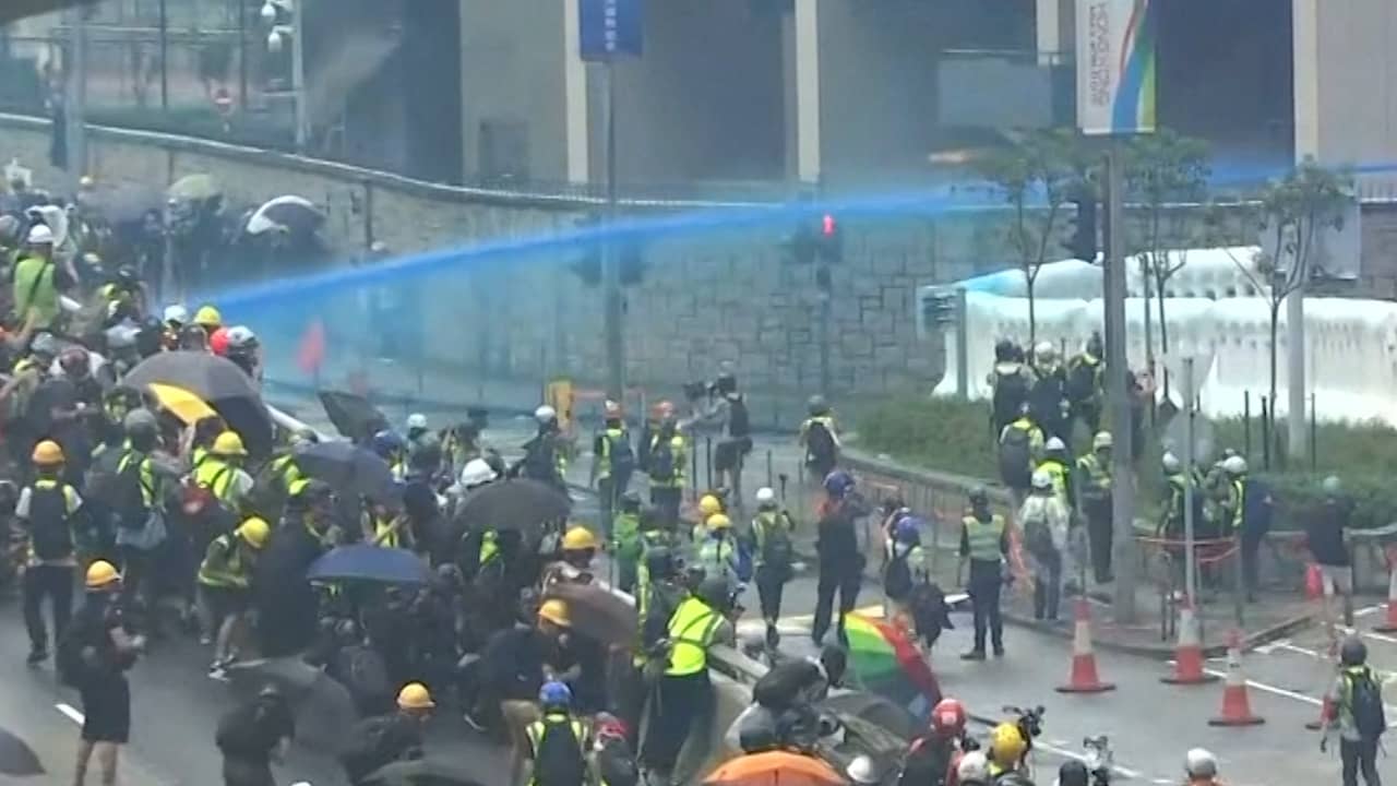 Politie Hongkong markeert demonstranten met verf