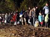 Daar waren een half uur voor de sluiting nog 1.200 vluchtelingen per trein vanuit Kroatië gearriveerd, melden Hongaarse media. Agenten hebben ze over laten stappen in een andere trein. Het is niet duidelijk wat er met de migranten gaat gebeuren.
