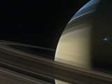 Mysterieuze strepen gevonden op twee manen van Saturnus