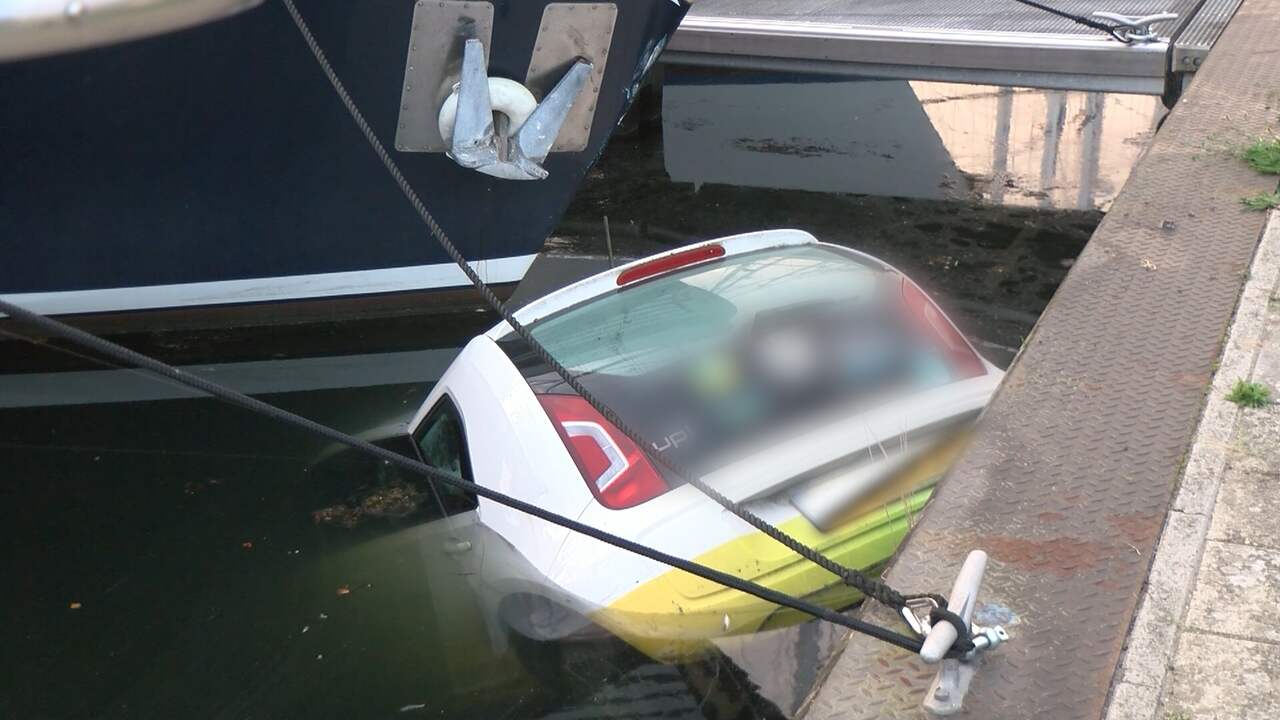 Video | Auto drijft in Zeeuwse jachthaven na foutje bestuurder