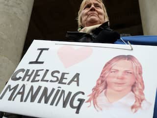 Klokkenluider Chelsea Manning vrij, Play-offs Eredivisie van start