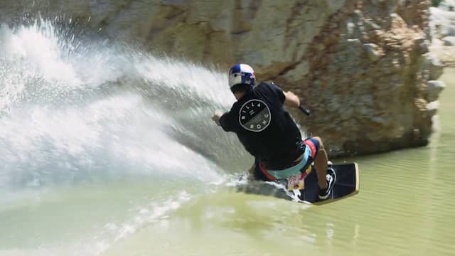 Wakeskater haalt halsbrekende toeren uit in Jordaanse kloof