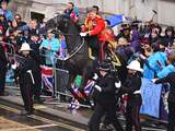 Paard ramt dranghekken in koninklijke stoet naar Buckingham Palace