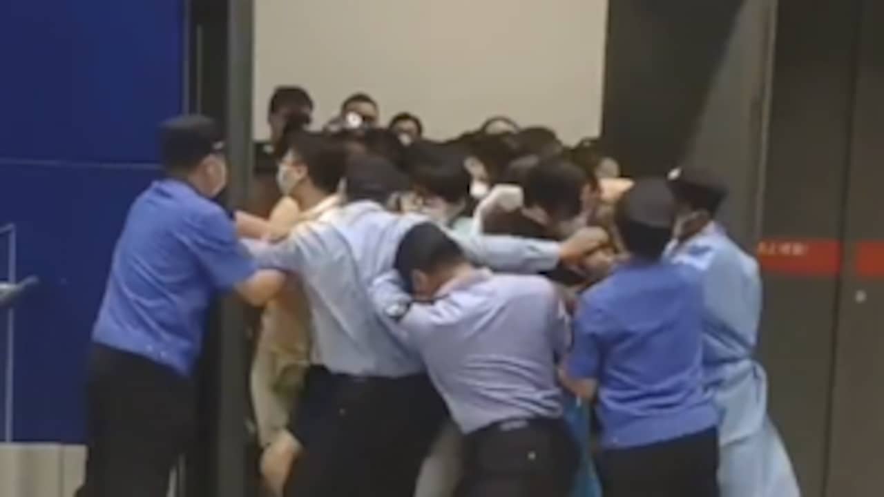 Beeld uit video: Duizenden Chinezen vast in IKEA na coronabesmetting
