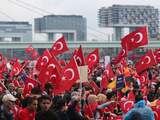 In Keulen is zondag een demonstratie van Erdogan-aanhangers gaande. 