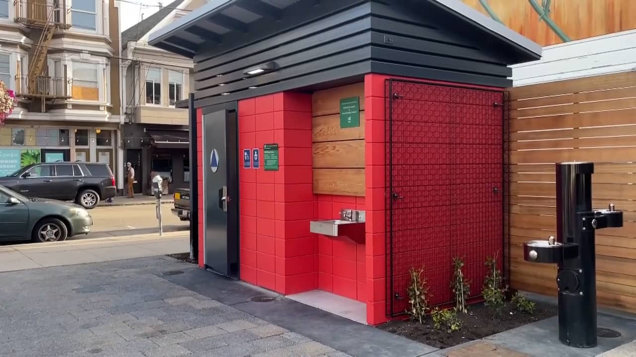 Beeld uit video: Dit openbare toilet in San Francisco is 1,6 miljoen euro 'waard'