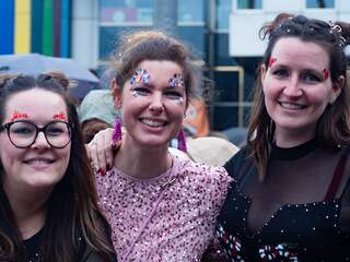 Urenlang in de regen wachten of ver reizen: swifties doen het graag