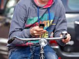 Politie Leiden gaat actiever controleren op telefoneren op de fiets